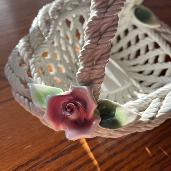 Vintage Lanzarin white ceramic basket with delicate pink roses. Made in Italy. - Picture 2 of 3